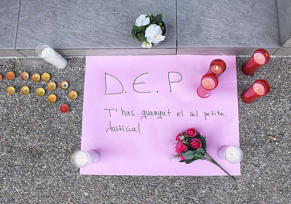 Detalle de una pancarta depositada frente al inmueble en que vivían las jóvenes