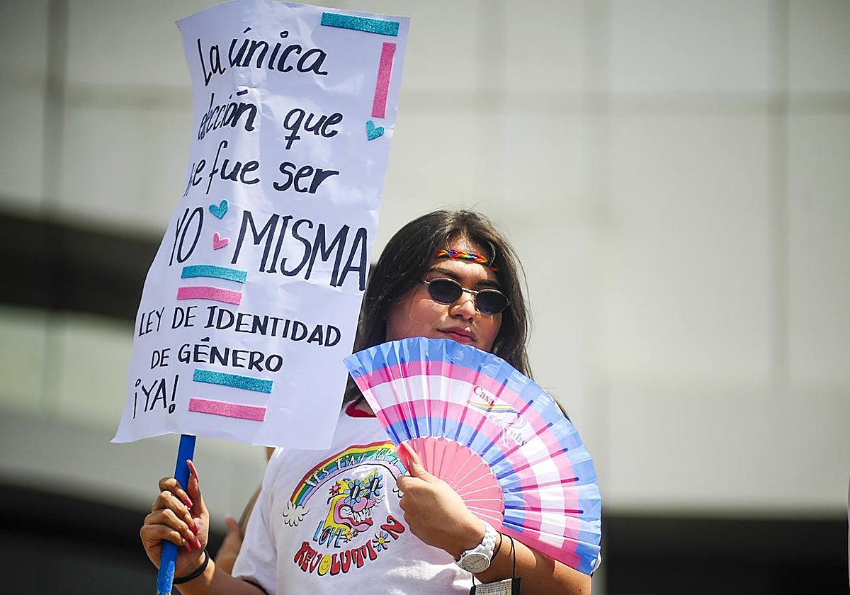 Una joven se manifiesta en El Salvador por una ley trans