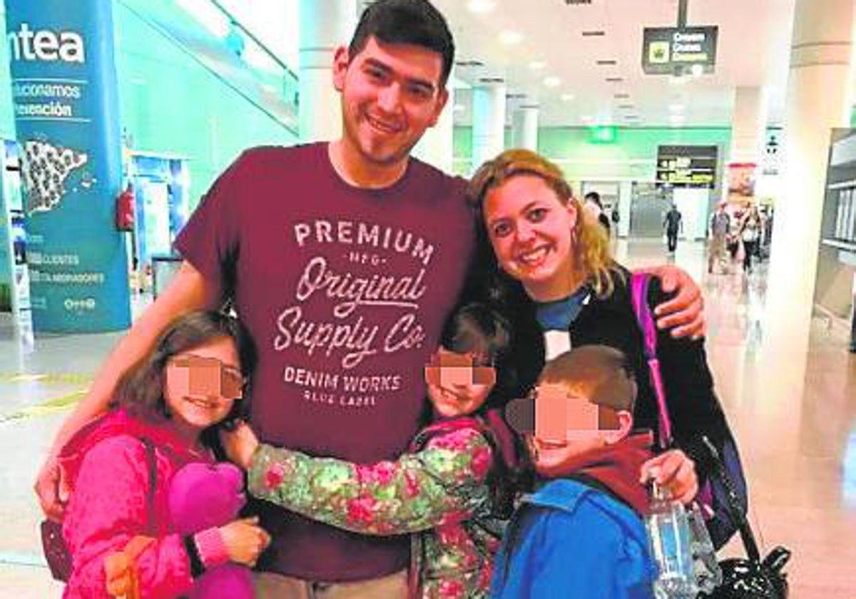 El padre emigró primero a Cataluña. Después, llegaron las gemelas con su hermano y su madre. La foto está tomada en el aeropuerto de El Prat