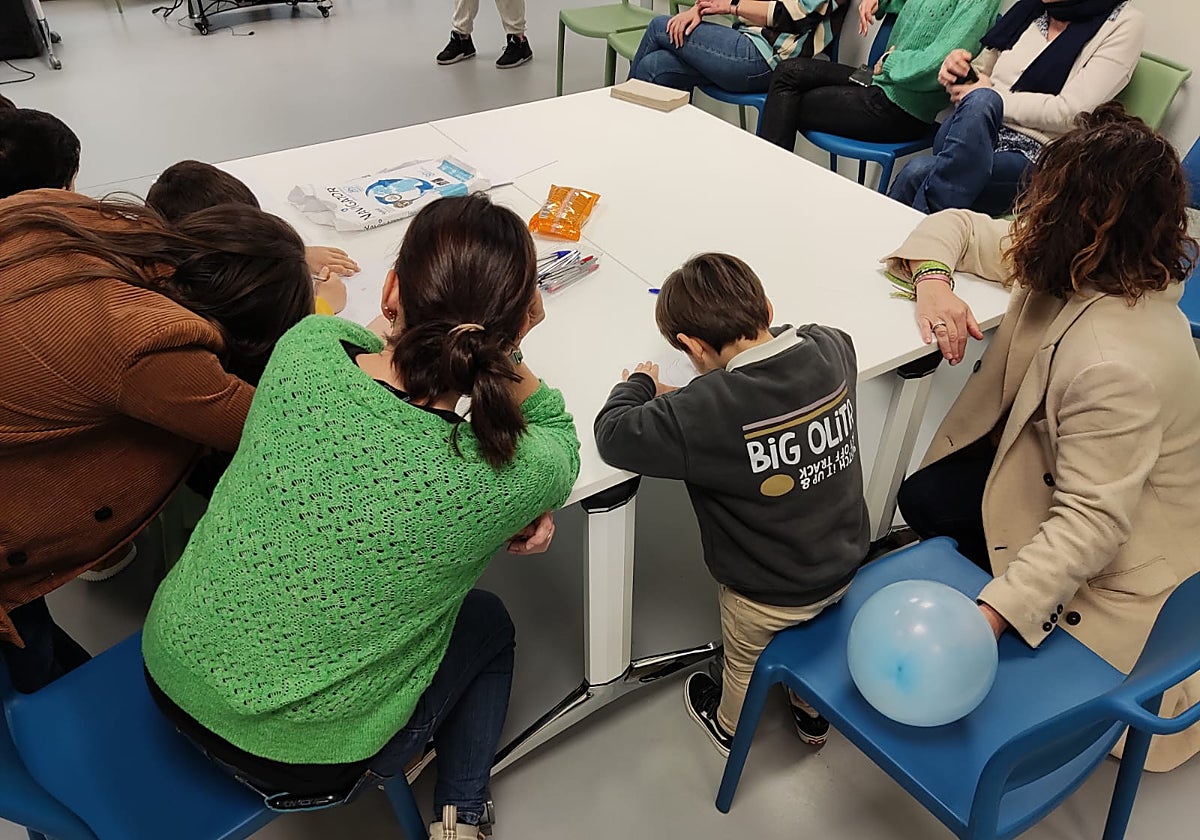 Las familias, durante una de las actividades de grupo