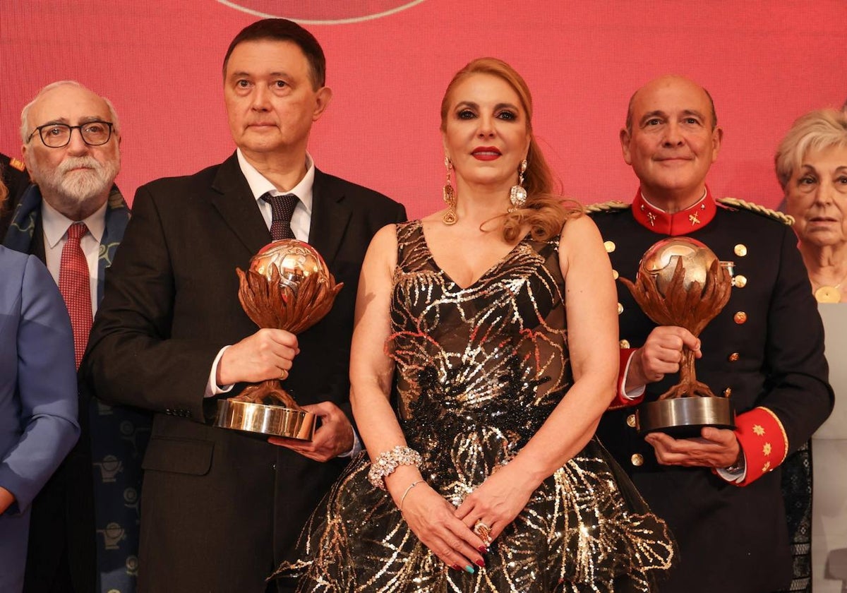 La presidenta de la fundación, Emilia Zaballos, junto con los premiados