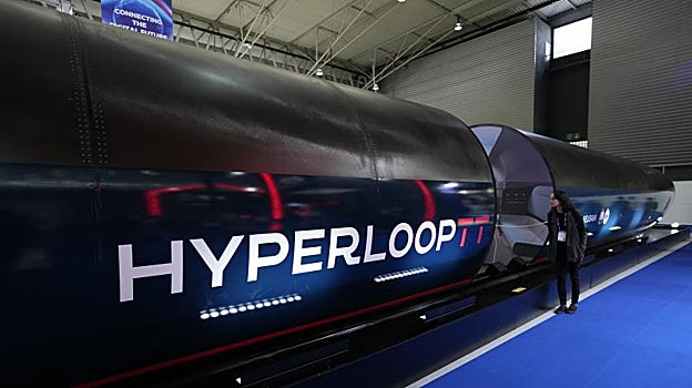 Vista del prototipo de tren Hyperloop expuesto en el Mobile World Congress