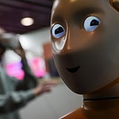 Trenes, robots, césped que produce electricidad... el MWC no es lugar, casi, para móviles