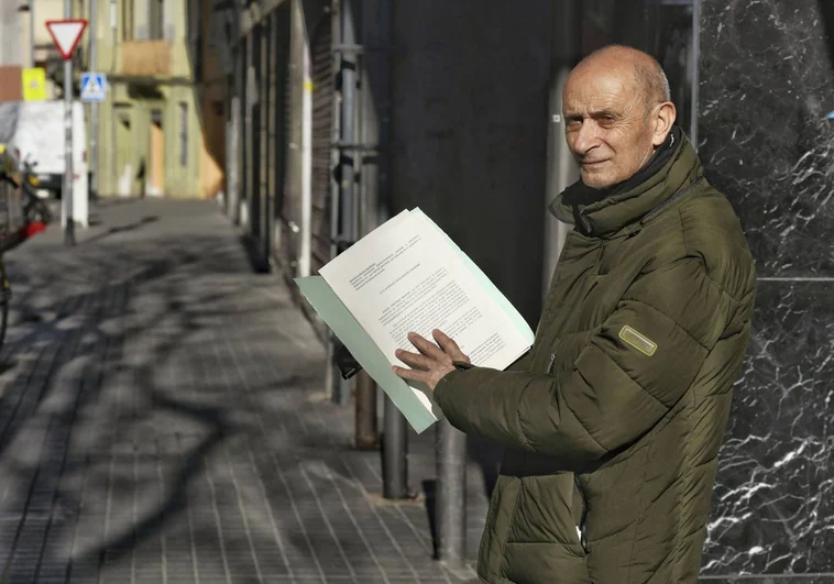 Un comerciante multado por no usar el catalán: «Desde que me sancionaron solo uso el castellano»