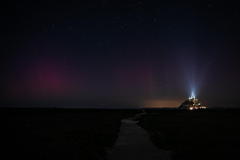 Una aurora boreal en el Mont-Saint-Michel (al norte de Francia)