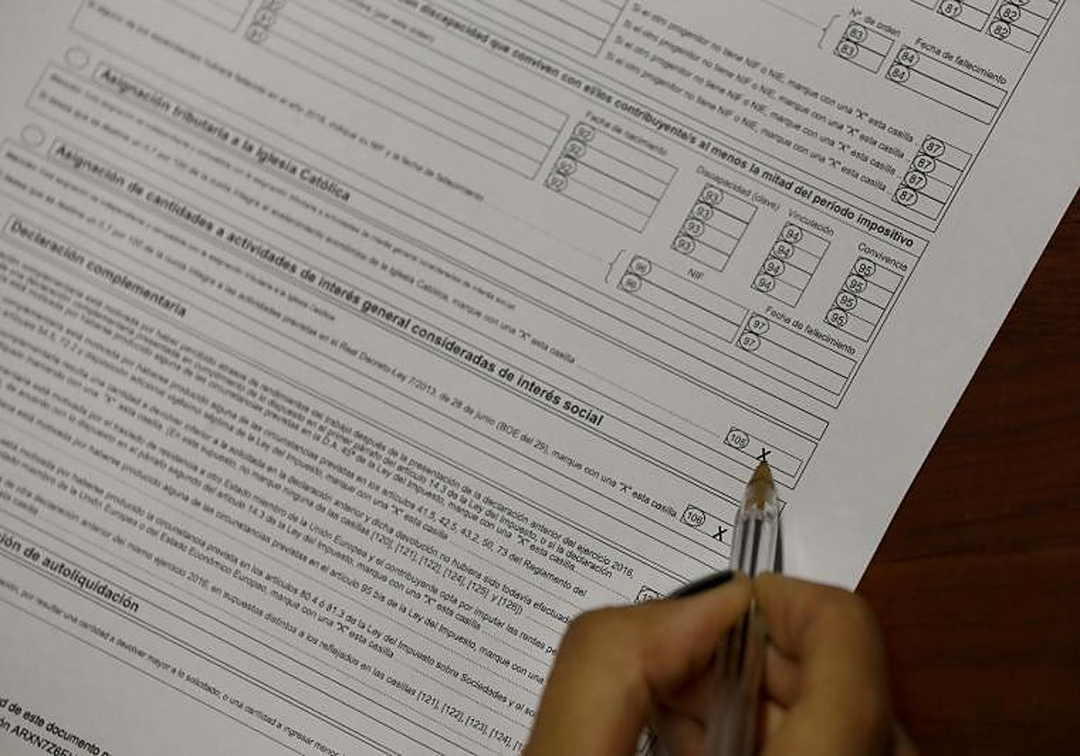 Un contribuyente marca la X de la Iglesia católica en su declaración