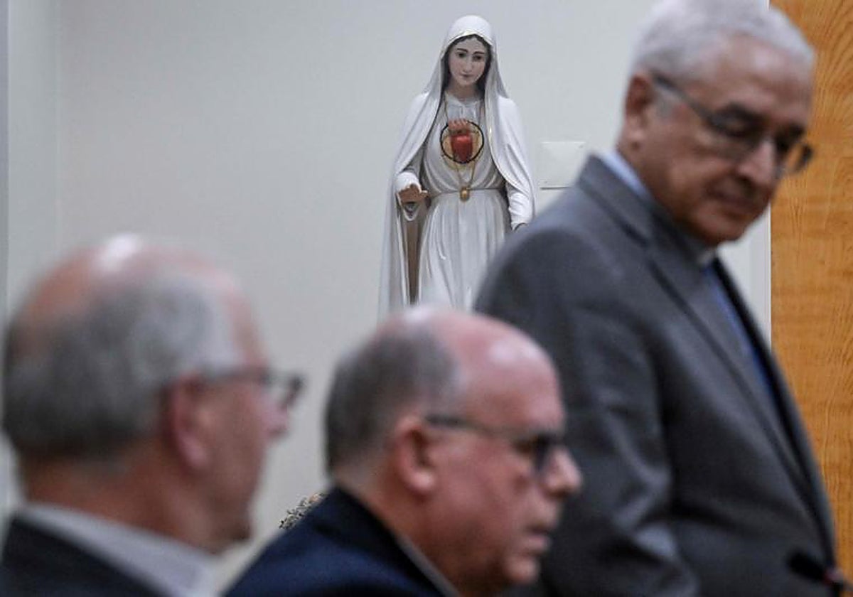 Los obispos portugueses, con su presidente José Ornelas de pie, al iniciar la rueda de prensa