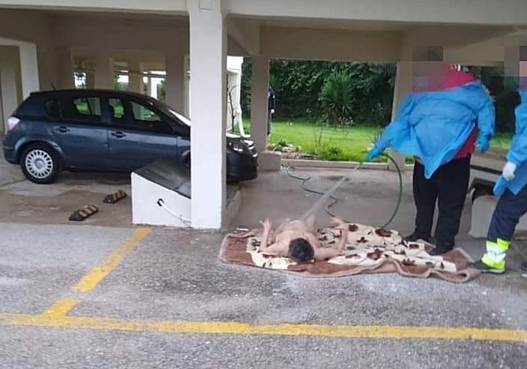 La imagen de una anciana lavada en plena calle con una manguera por los sanitarios enciende las redes sociales en Grecia
