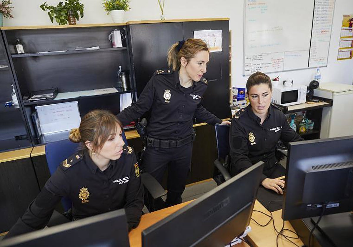 La inspectora Beatriz Gómez, jefa del grupo, con dos de las policías