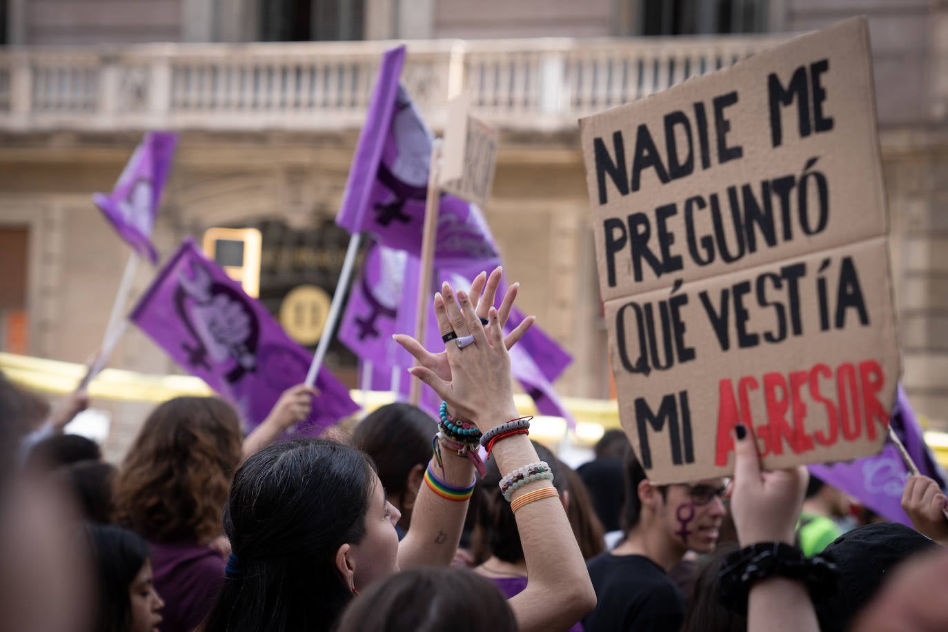 Un cartel entre los manifestastes de Barcelona