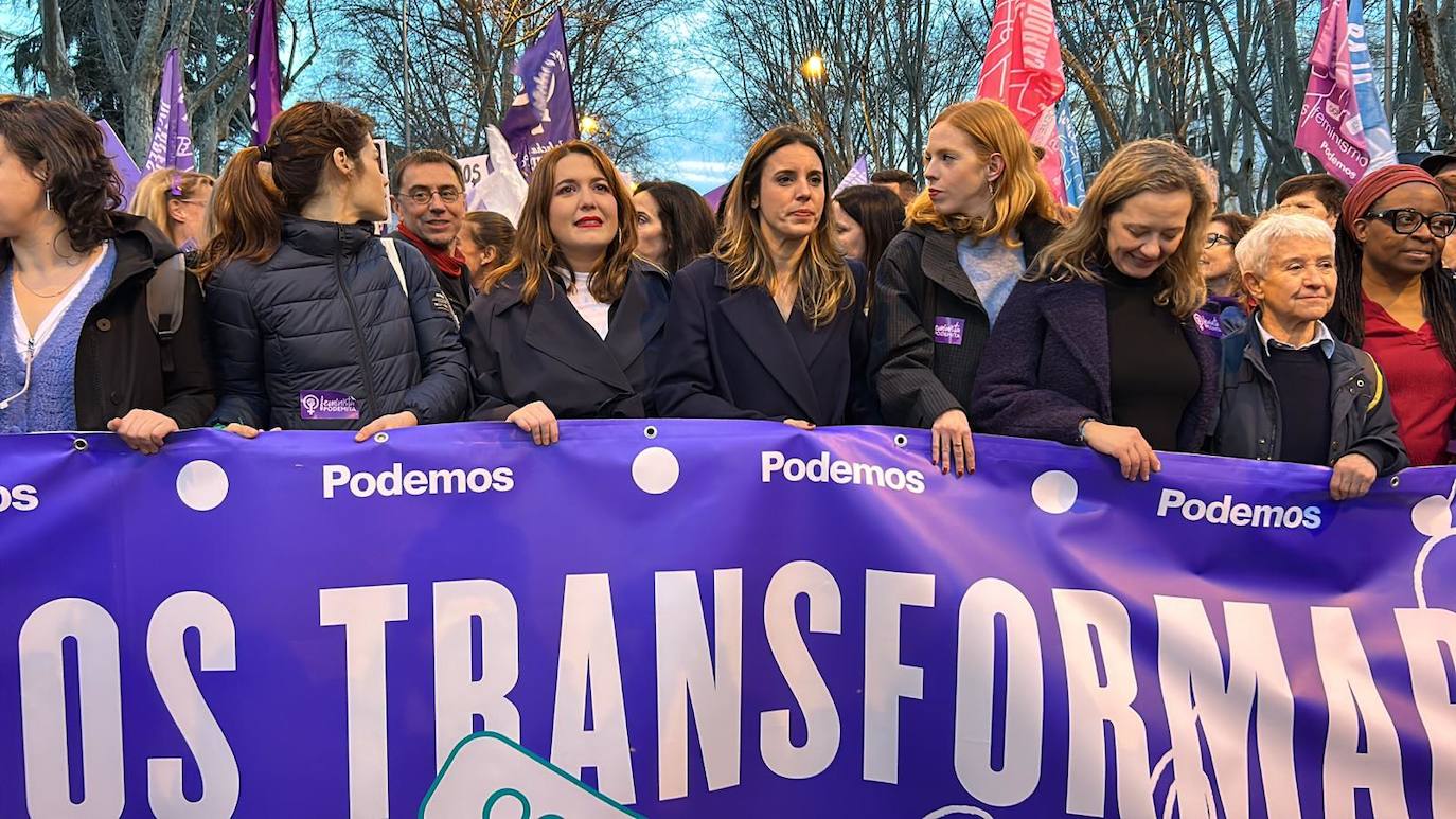 Pancarta sostenida por representantes del Ministerio de Igualdad y Podemos