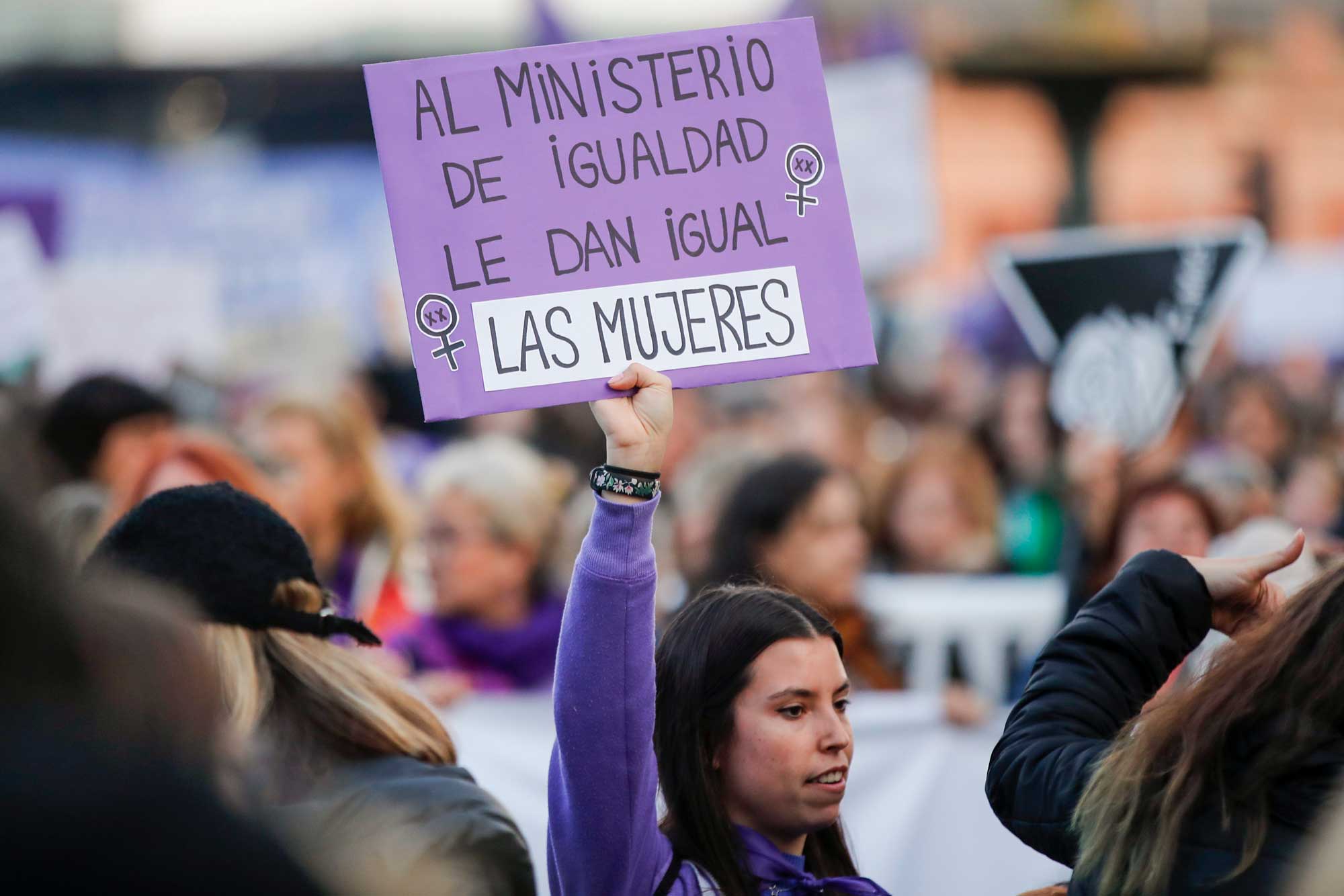 Una joven sostiene un cartel crítico con el Ministerio de Irene Montero
