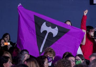 ¿Qué significa la bandera del hacha de las feministas que boicotearon el acto de Irene Montero del 8M?