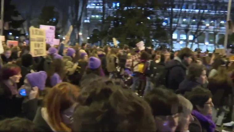 Feministas recorren las calles de Madrid en la manifestación de la Comisión 8M