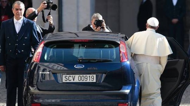 Francisco se sube a un utilitario en una de sus primeras salidas del Vaticano