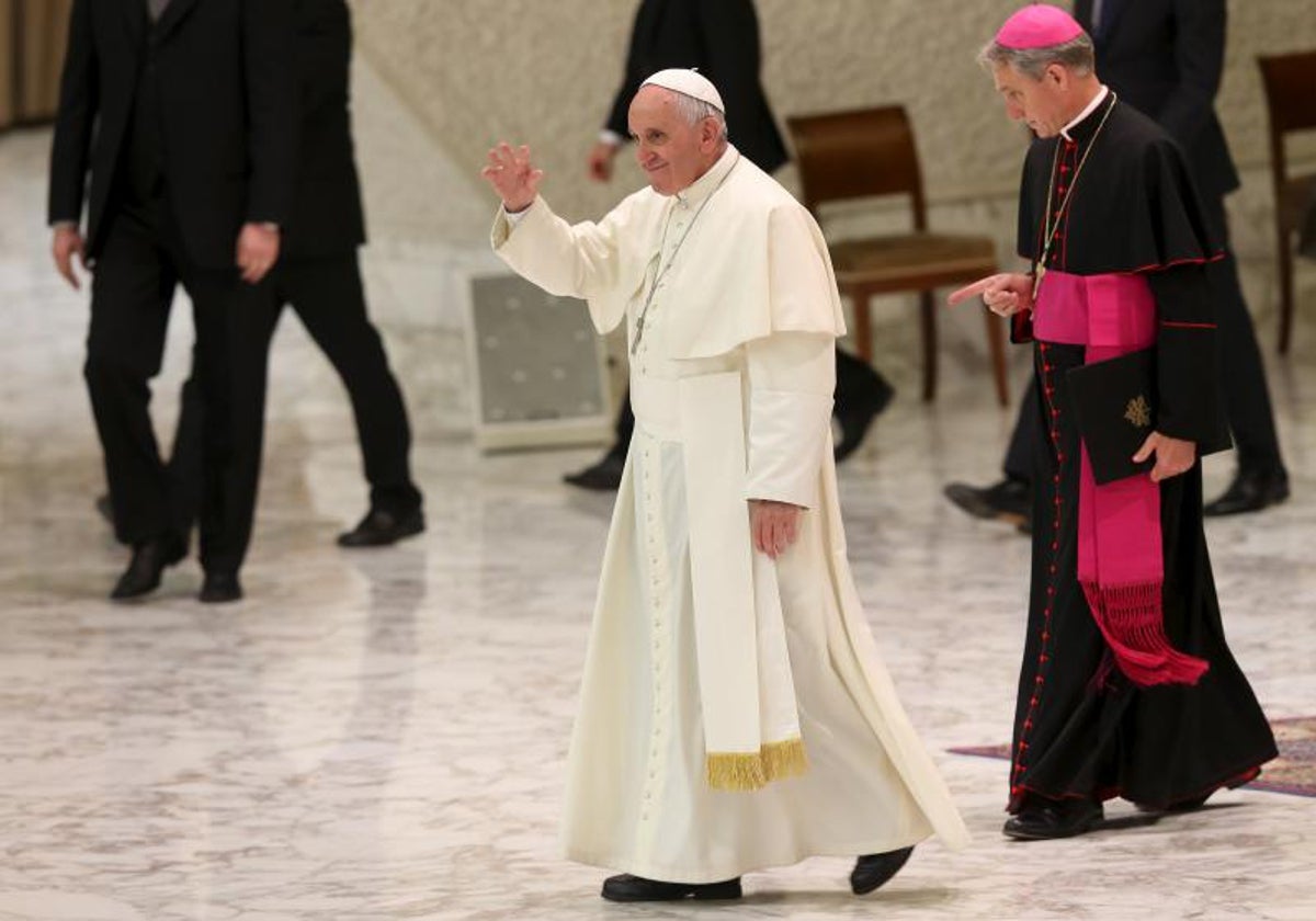 El arzobispo Georg Gänswein precedido por el Papa Francisco al comienzo de una audiencia general en el año 2015