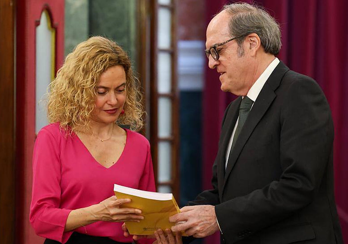 Ángel Gabilondo hace entrega del Informe Anual 2022 a la presidenta del Congreso, Meritxell Batet