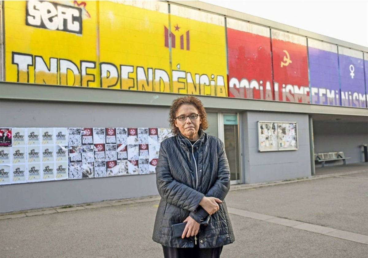 La profesora Isabel Fernández Alonso, portavoz de Universitaris per la Convivència, frente a unas pintadas independentistas en el campus de la UAB