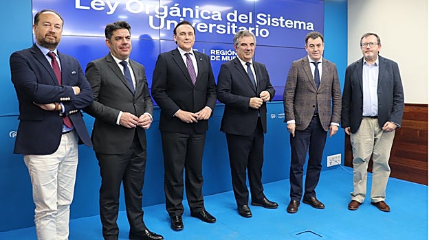 Ramón Herrera, secretario general de universidades de Andalucía; Fidel Rodríguez, viceconsejero de Universidades de Madrid; José Carlos Gómez Villamandos, consejero de Universidades de Andalucía; Juan María Vázquez, consejero de Universidades de Murcia; Román Rodríguez González, consejero de Educación de Galicia y Jorge Sainz, responsable de la secretaria de área de Universidades, Jorge Sainz