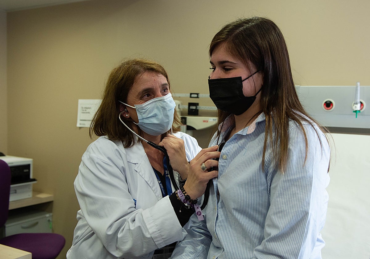 Roser Benagues, afectada de lupus, junto a la doctora Josefina Cortés, especialista del Hospital Vall d'Hebron