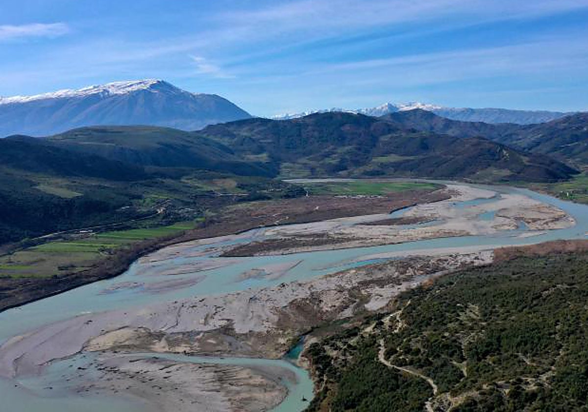 El río Viosa (Vjosë en albano), uno de los últimos ríos salvajes de Europa, cerca de la ciudad de Fier