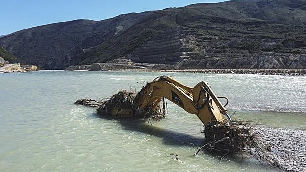 La construcción abandonada de la presa de Kalivaç, en el seno del río Viosa, al sur de Albania