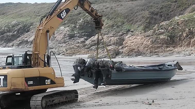 Aparece una planeadora varada en una playa de Muxía (A Coruña)