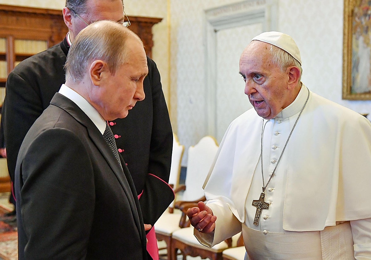 El presidente de Rusia, Vladimir Putin con el Papa en un encuentro en el Vaticano en julio de 2019