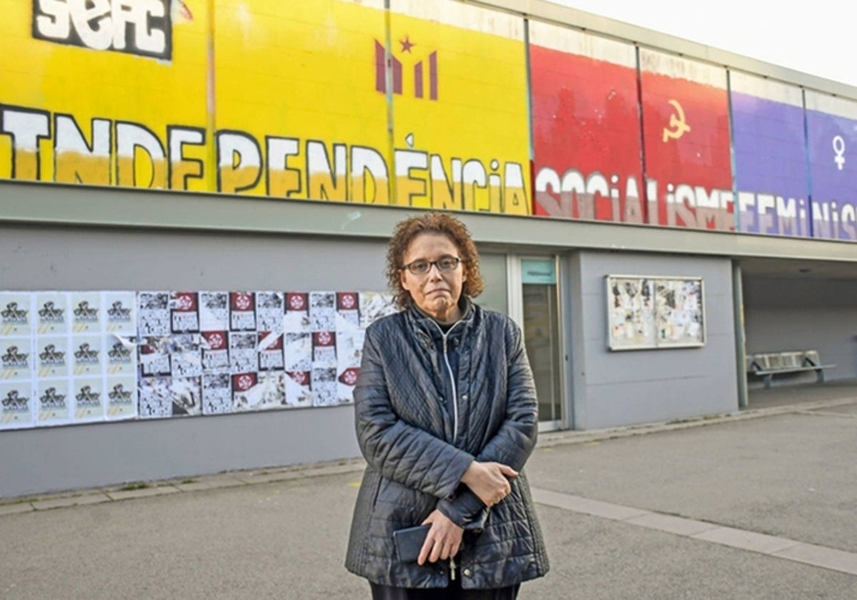 La profesora Isabel Fernández Alonso, portavoz de Universitaris per la Convivència, frente a unas pintadas independentistas en el campus de la UAB