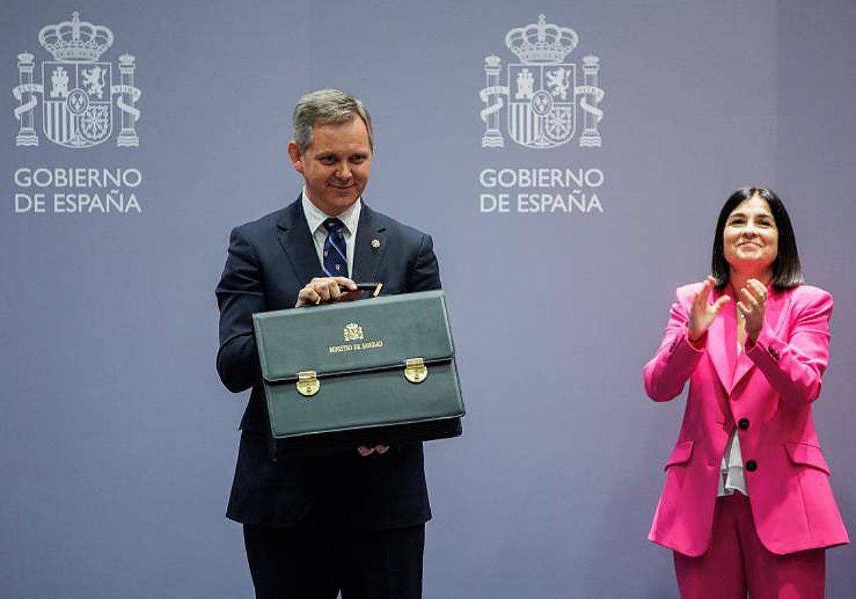 El nuevo ministro de Sanidad, José Manuel Miñones Conde, recogiendo la cartera junto a Carolina Darias