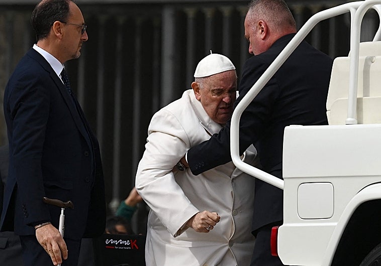 El Papa permanecerá hospitalizado «algunos días» por una infección respiratoria