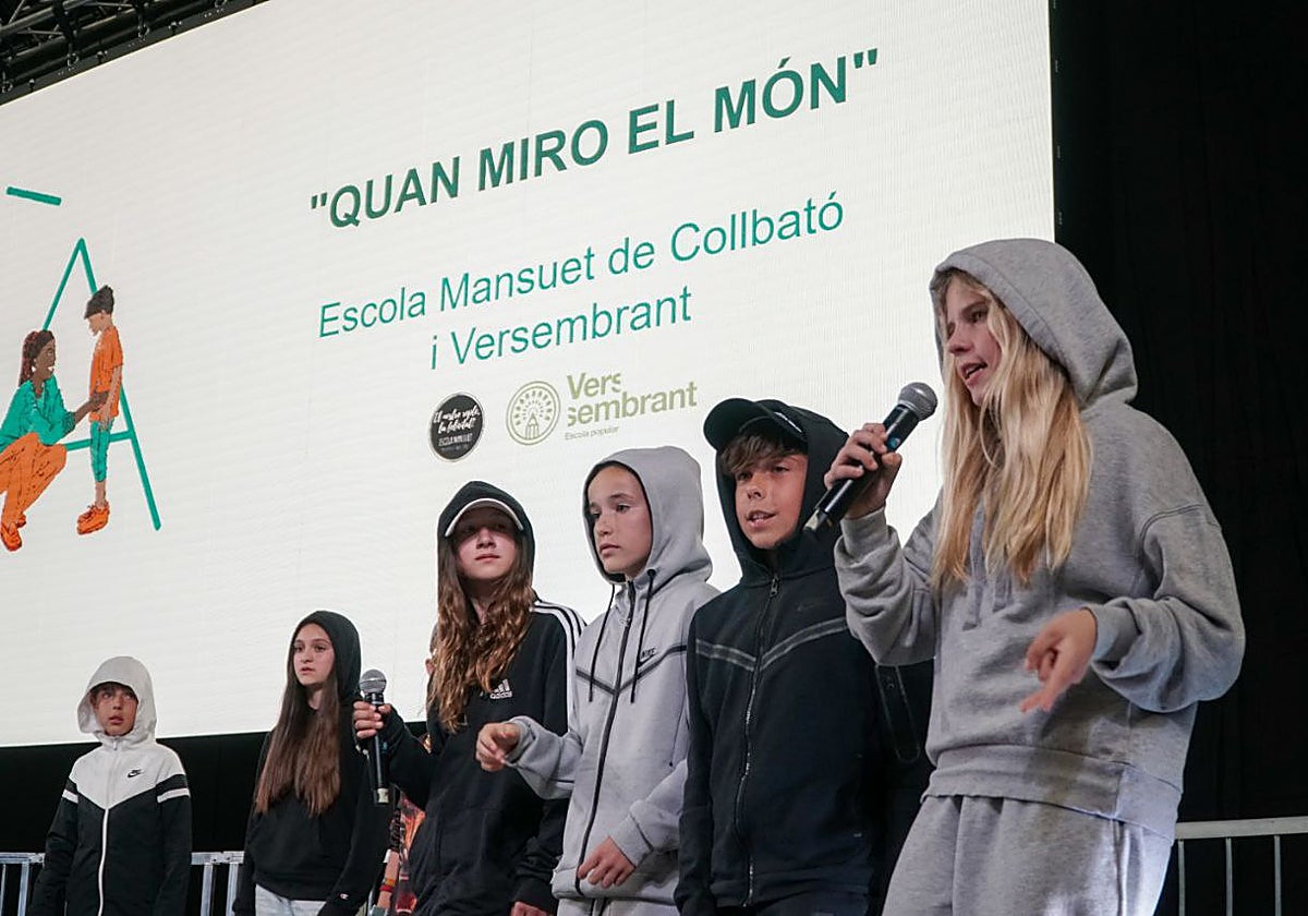 Alumnos cantando un rap durante la celebración