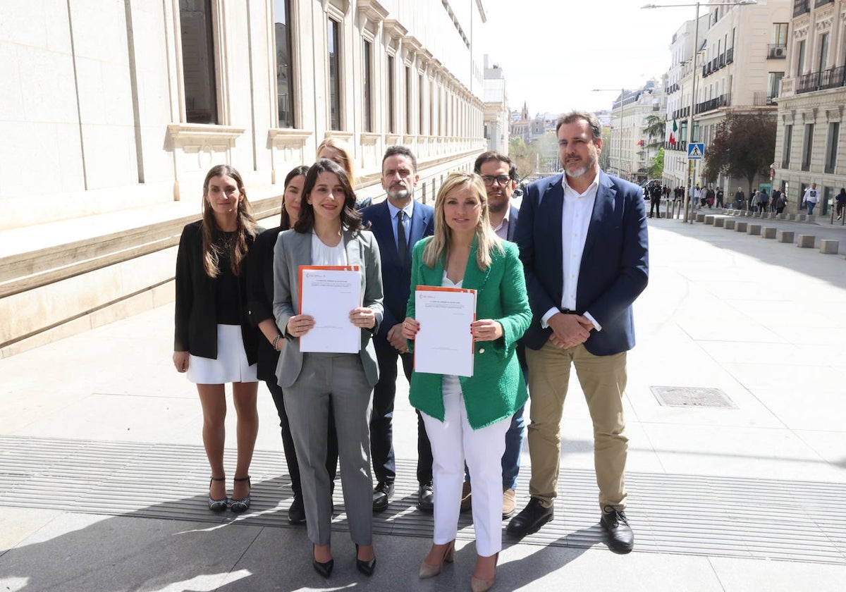 Inés Arrimadas y Patricia Guasp, junto a varios diputados de Ciudadanos, sostienen la ley de su partido para regular la gestación subrogada, a las puertas del Congreso