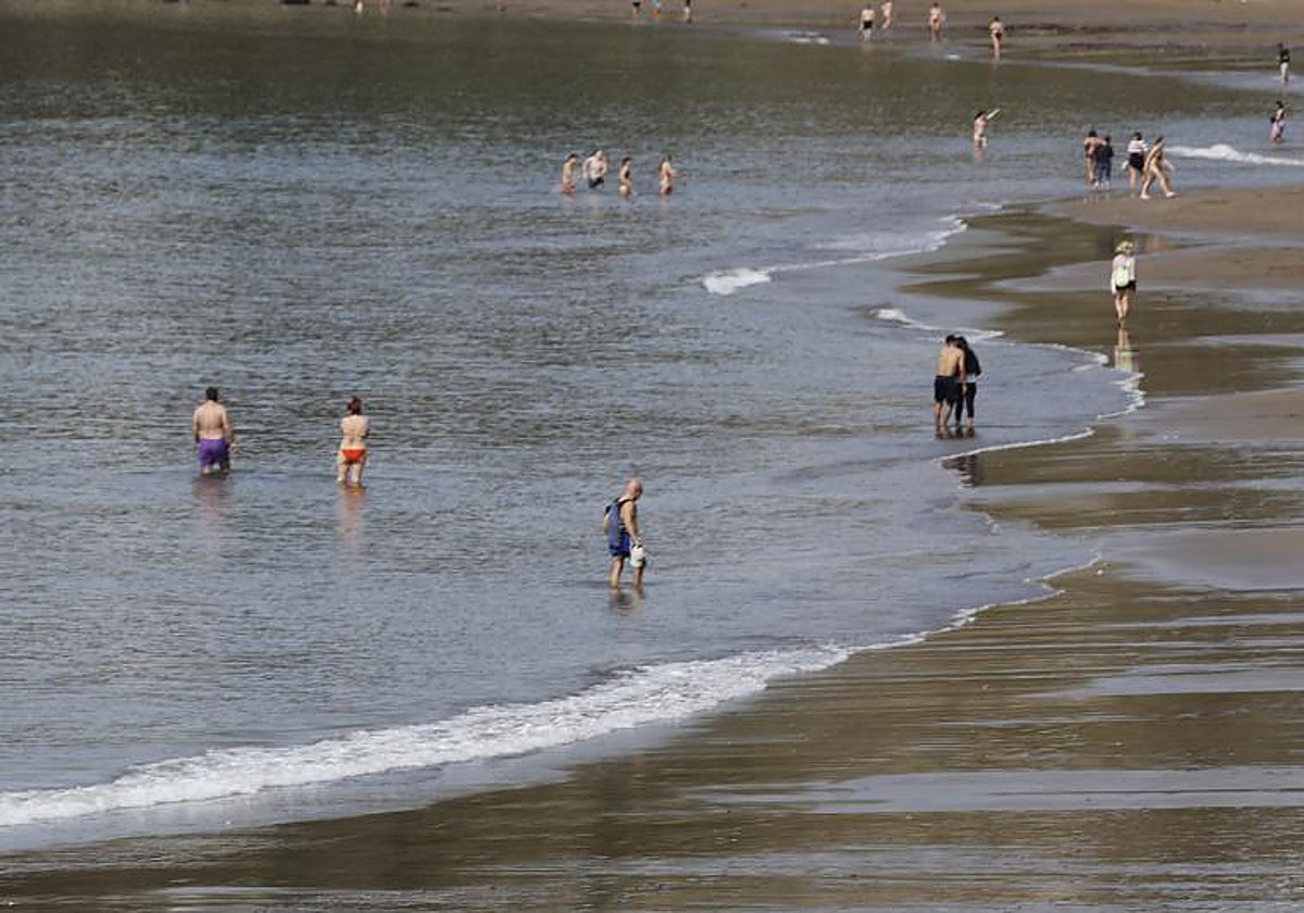 Personas se bañan en la playa vizcaína de Ereaga debido a los 30ªC
