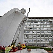 El Papa Francisco responde a la terapia contra la infección pulmonar y ya trabaja desde el hospital