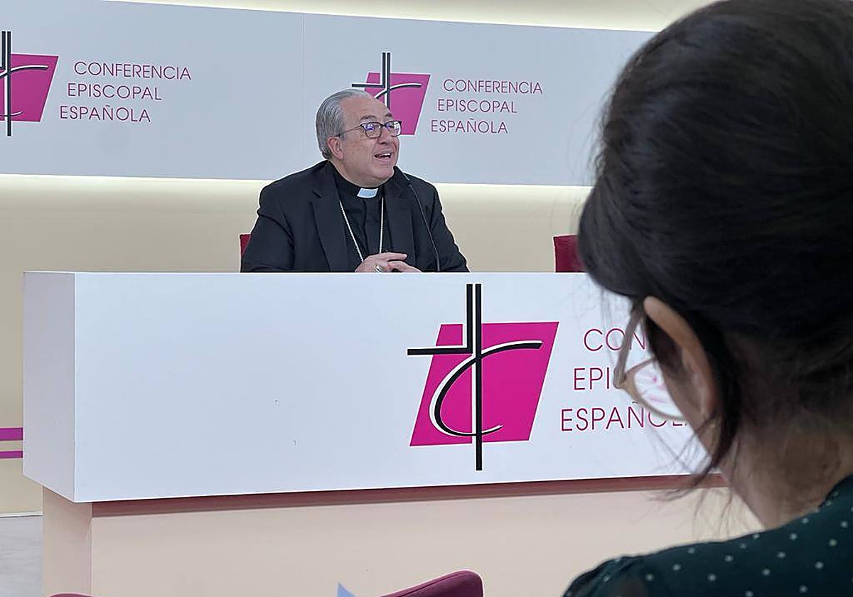 El secretario de la Conferencia Episcopal, César García Magán, durante la rueda de prensa