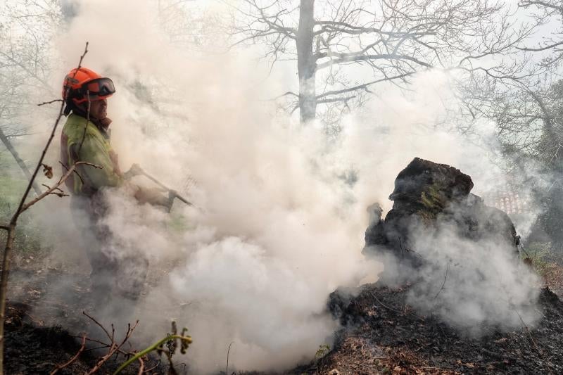 Un bombero trabaja en las labores de extinción en Toraño, Asturias