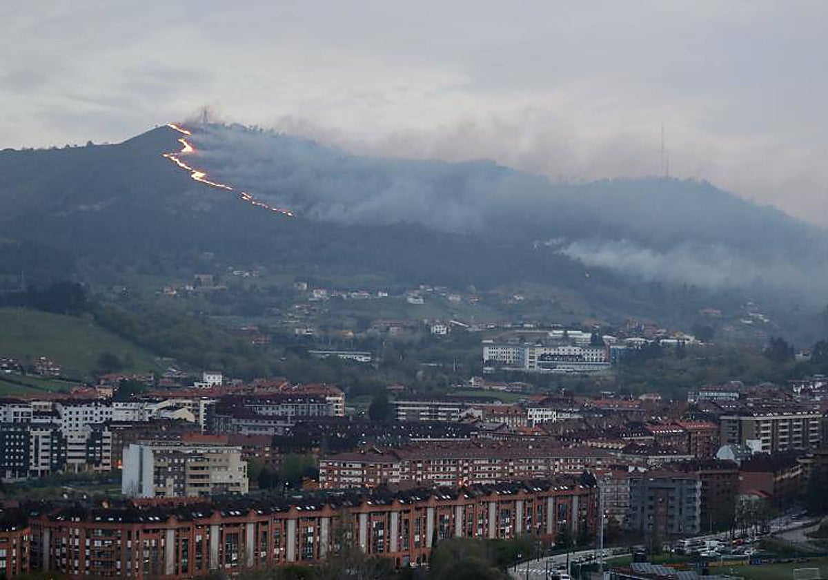 Las llamas en el monte de Naranco, a escasos kilómetros de Oviedo
