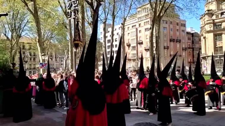 Comienza la procesión de la Salud en la parroquia de San Vicente, en Bilbao