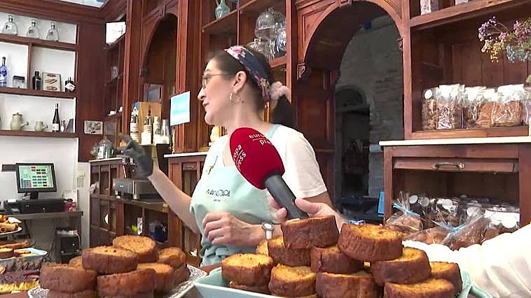 Una dulcería sevillana elabora torrijas de crema, chocolate con especias y mascarpone con cacao