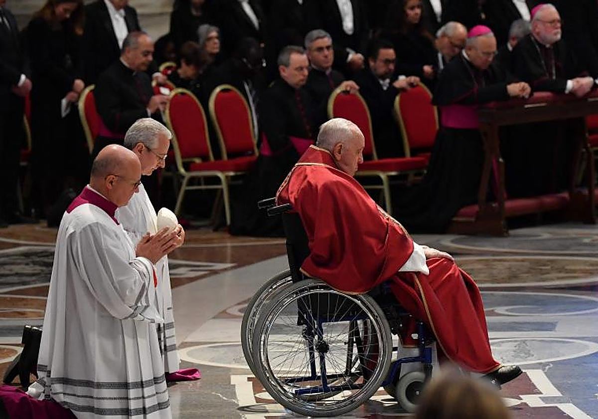 El Papa Francisco en silla de ruedas en la basílica de San Pedro