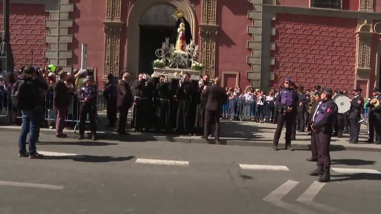 Miles de personas asisten a la procesión de la Virgen de la Soledad y el Cristo Yacente