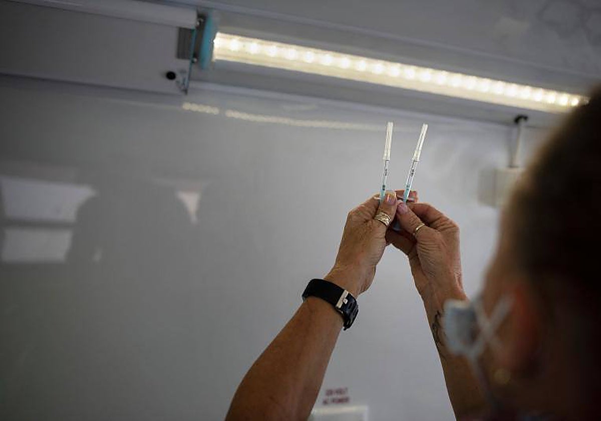 Preparación de una muestra de la vacuna contra el Covid-19