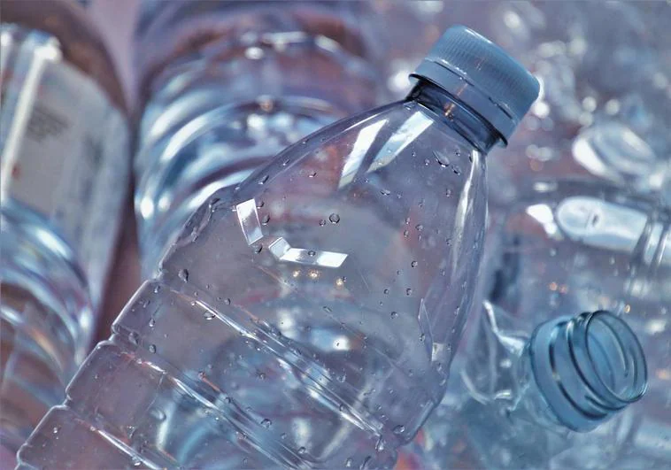 Ganar dinero reciclando botellas de plástico: estos supermercados te pagan por ello
