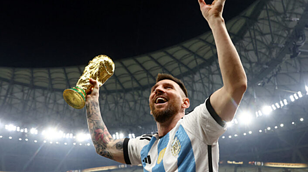 Messi levanta al cielo de Qatar el único y más importante título que le quedaba por ganar, la copa del mundo