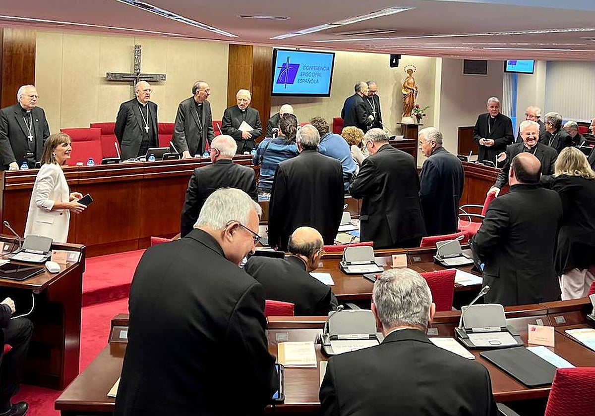 La presidencia de la asamblea plenaria, con el cardenal Omella en el centro, poco antes de comenzar la reunión