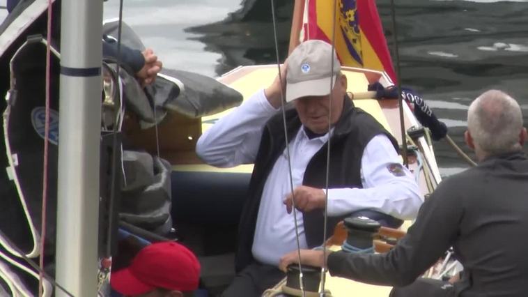 Juan Carlos I llega al puerto deportivo de Sanxenxo para navegar a bordo del Bribón