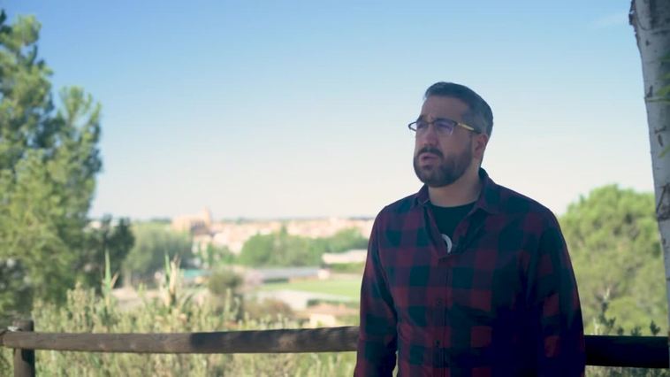 Aníbal Gómez, el 'Da Vinci' de La Jara, reivindica su pueblo frente a la 'Matrix' de la ciudad