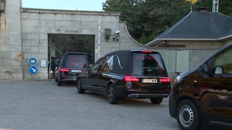 Llegada de coches fúnebres al Valle de Cuelgamuros