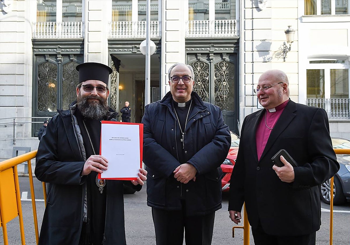 El representante de la Iglesia ortodoxa del Patriarcado de Rumanía, monseñor Timoteo, el secretario general de la CEE, Francisco César García Magán, y el obispo de la Iglesia Española Reformada Episcopal, Carlos López Lozano